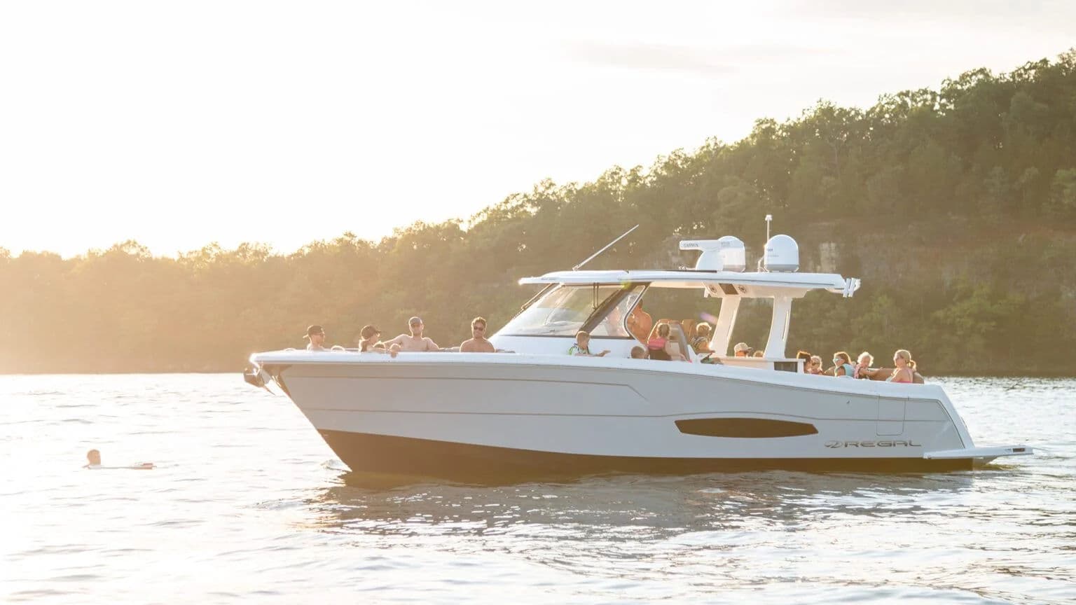 Regal 38 SURF podczas dynamicznego pływania.