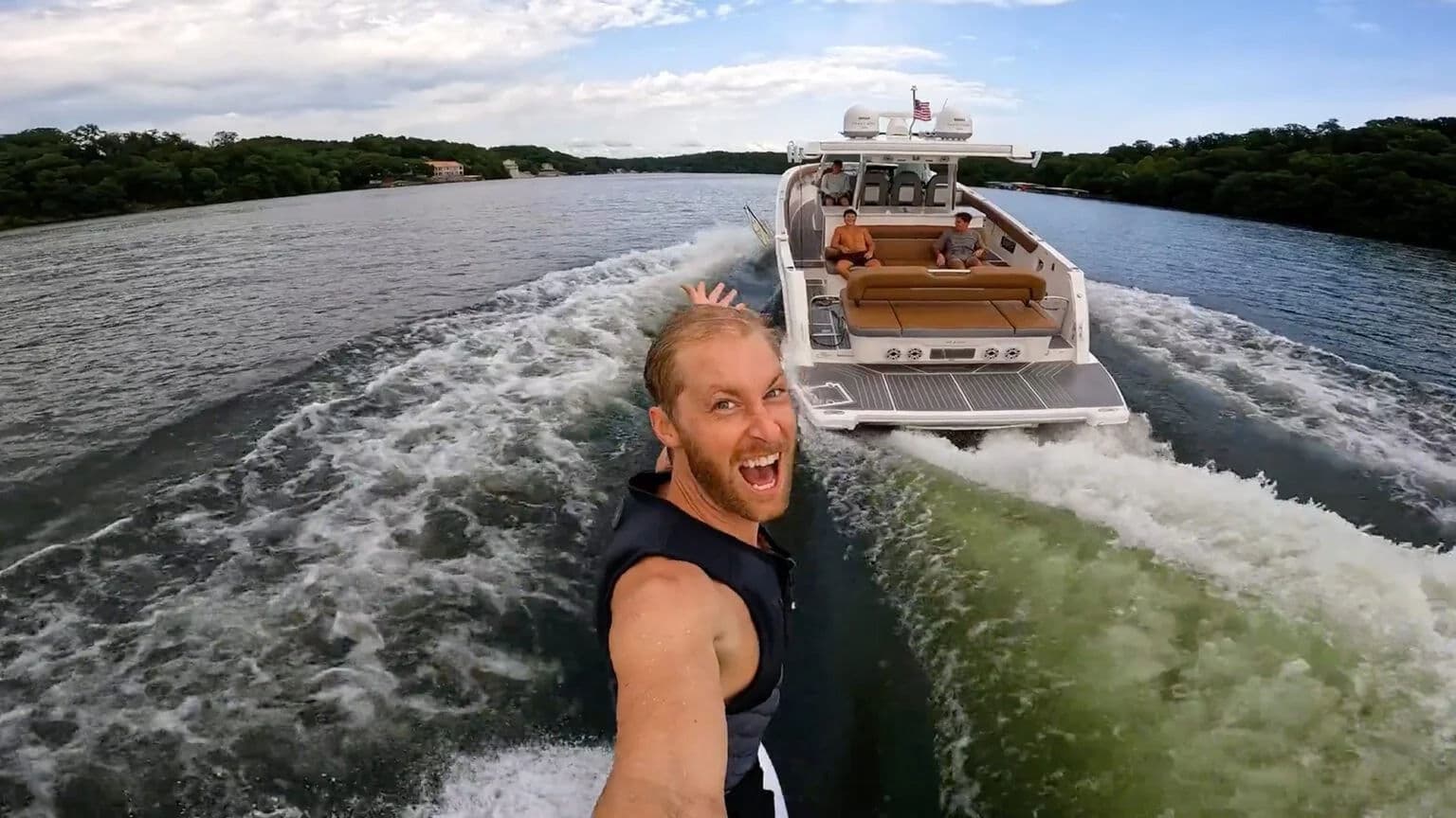 Testy i recenzje modelu 38 SURF na wodzie.