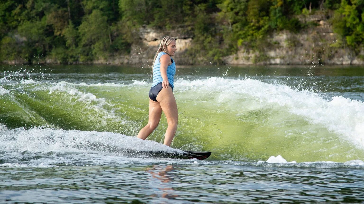 Regal 38 SURF w akcji podczas wake surfingu.