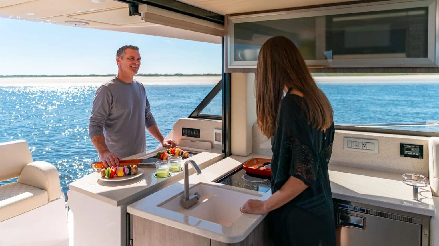 Połączona przestrzeń salonu i zaplecza gastronomicznego w 38 XO.