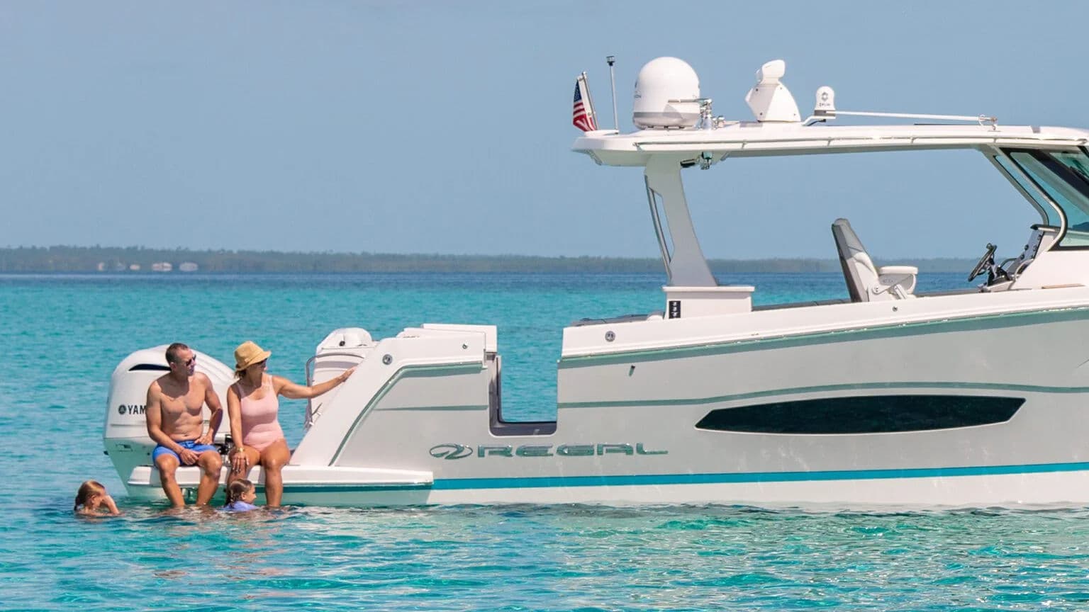 Podwójne drzwi wejściowe po obu burtach modelu 38 SAV.