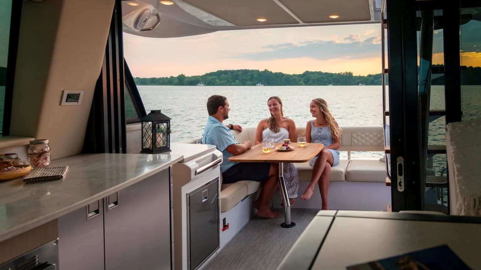 Górny salon 42 FLY otwarty na rufowe patio.