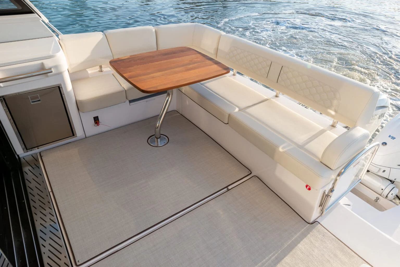 Rufowy kokpit 42 FLY z siedzeniami w układzie L.