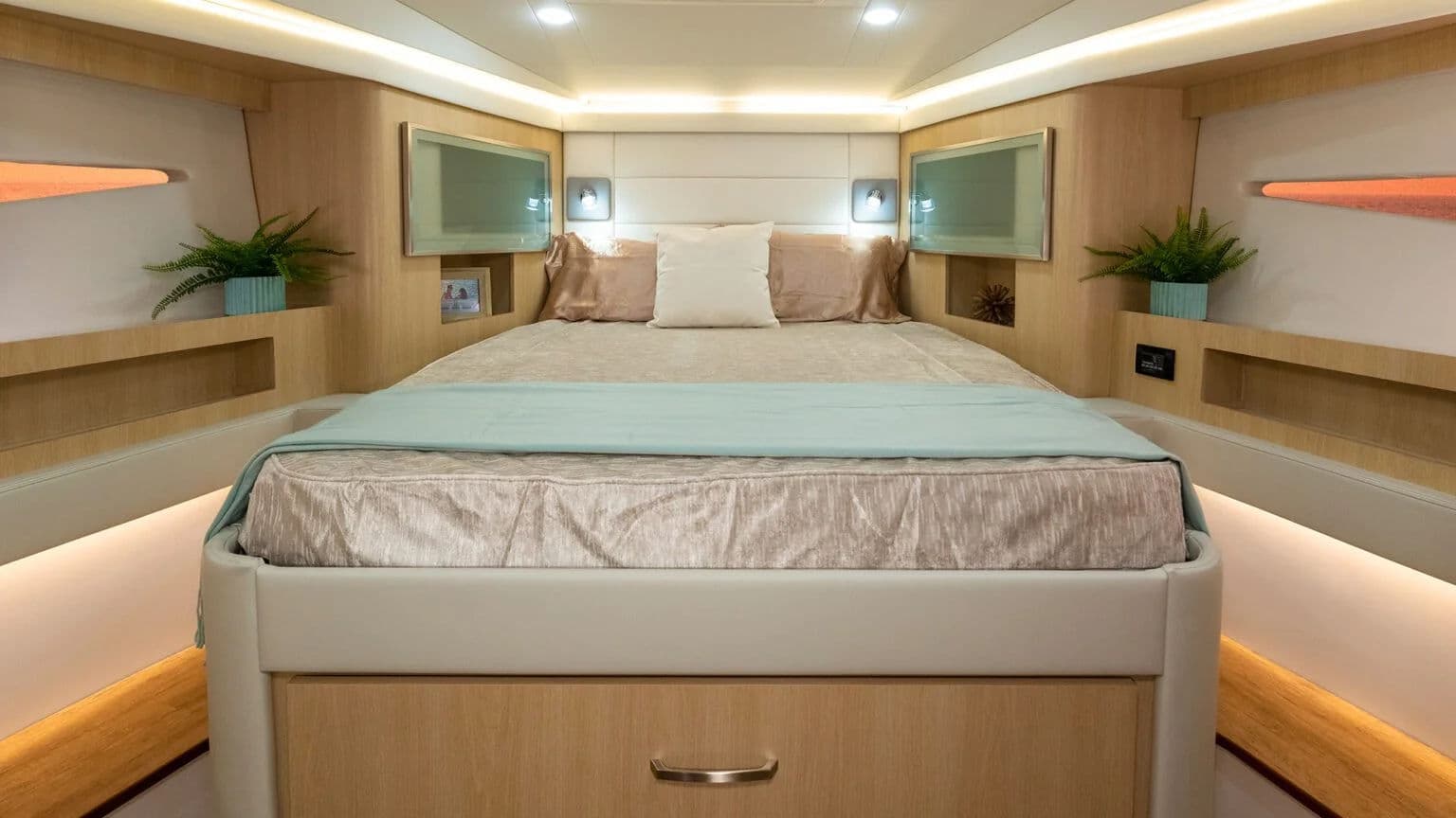 Kabina dziobowa z łóżkiem queen w Regal 42 FLY.