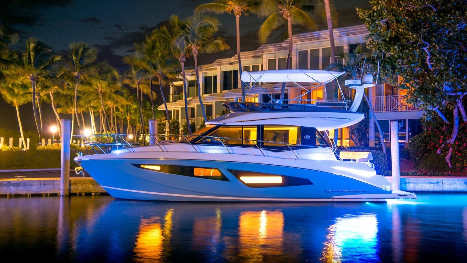 Niebieskie oświetlenie podwodne przy rufie 42 FLY.