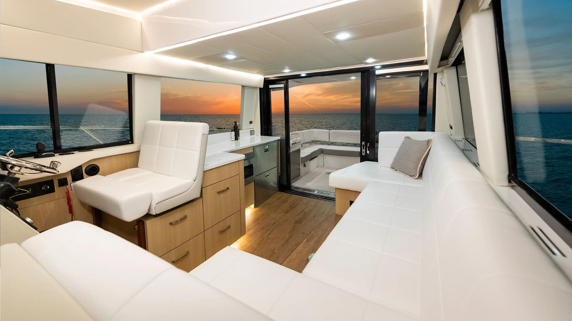 Górny salon Regal 42 Grande Coupe połączony z patio rufowym.