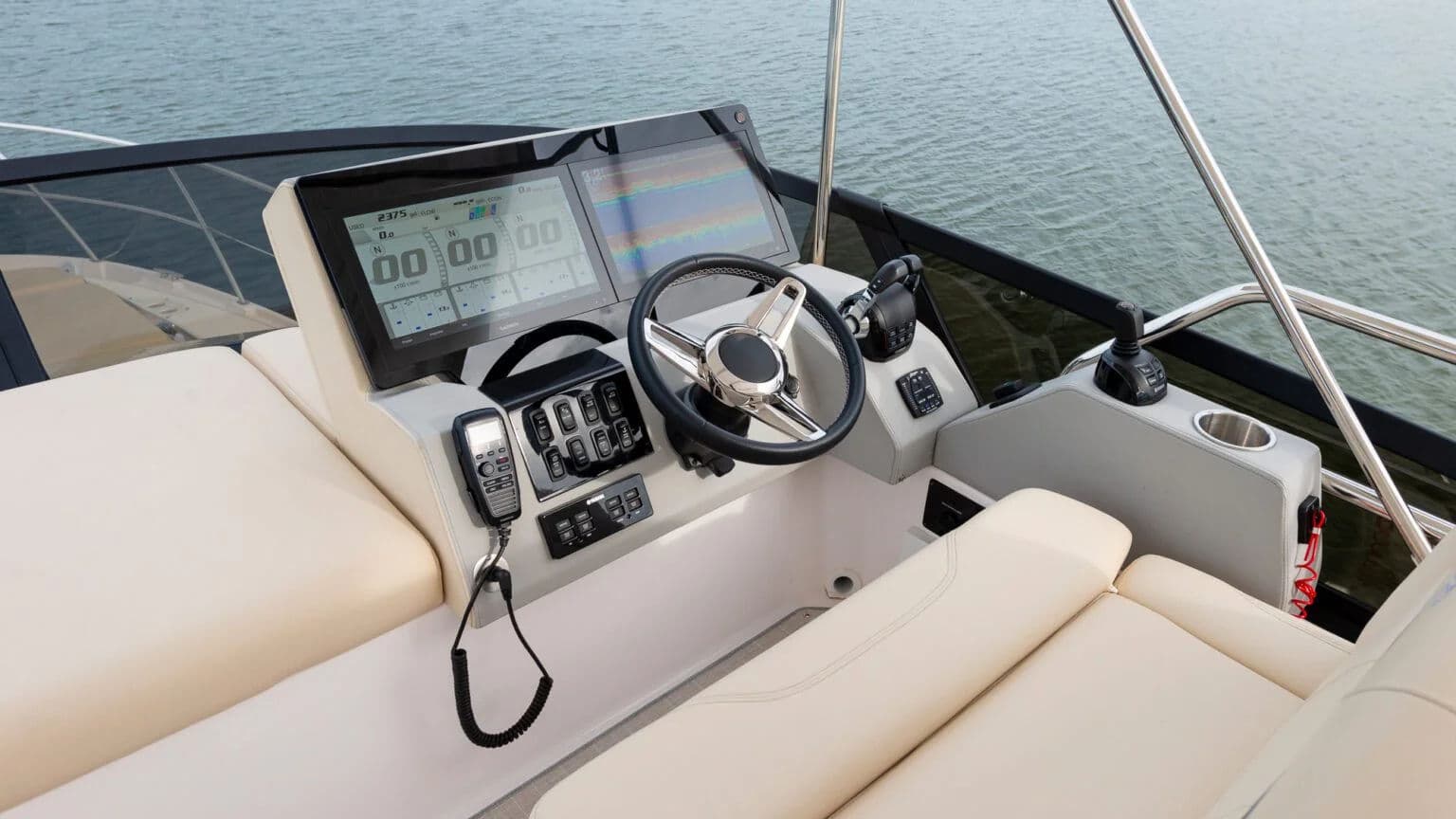 Górne stanowisko sternika na flybridge 42 FXO.