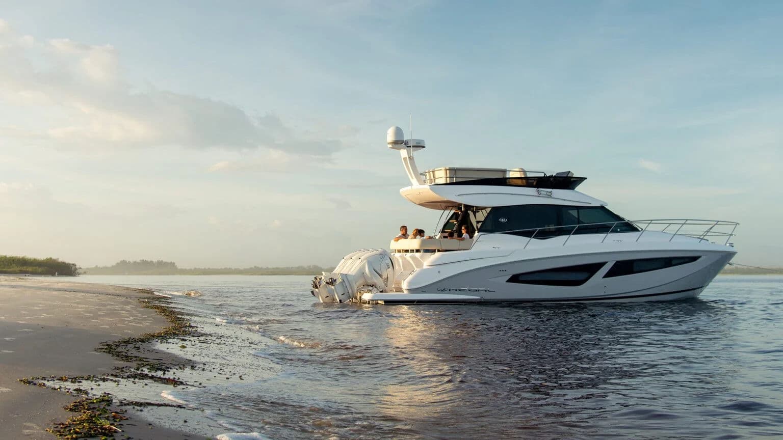 42 FXO przy plaży z opuszczoną strefą kąpielową.