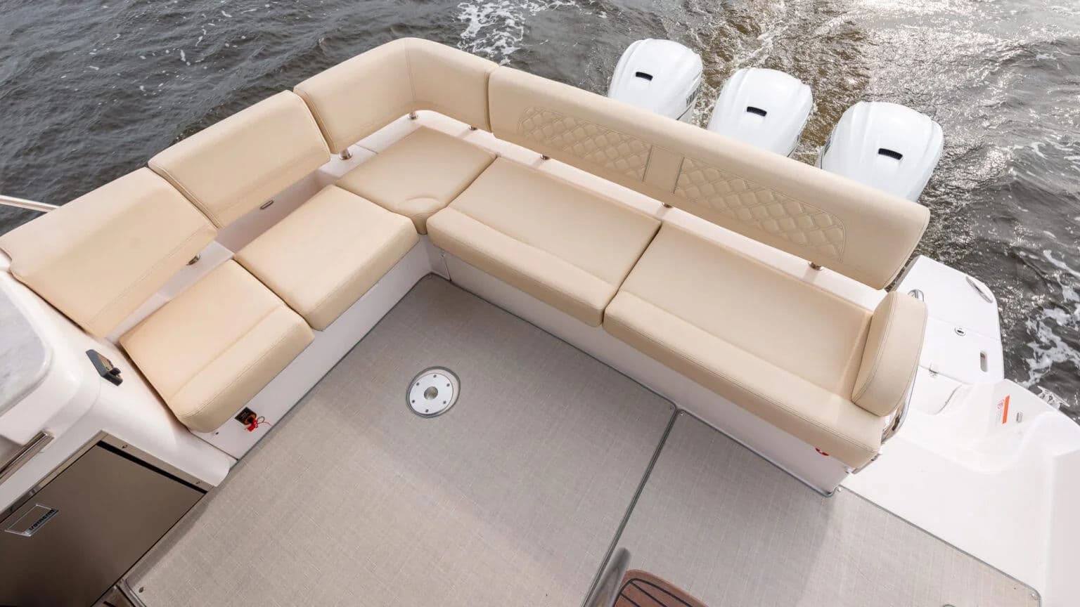 Rufowy kokpit 42 FXO z siedzeniami w układzie L.