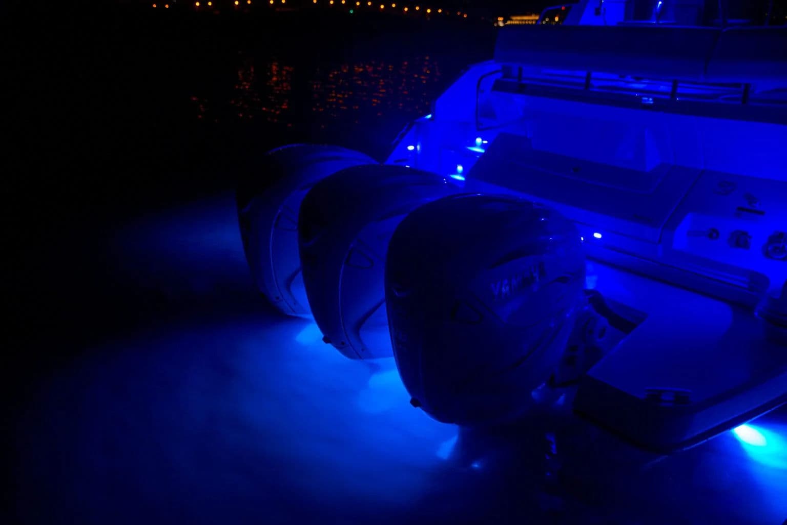 Rufa 42 FXO z podświetleniem podwodnym po zmroku.