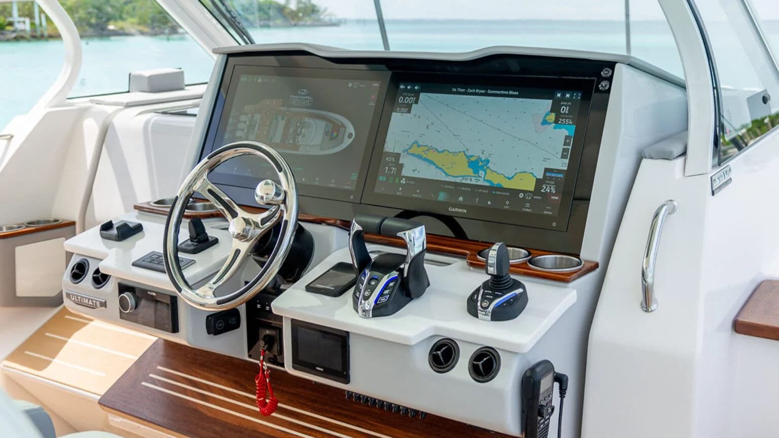 Stanowisko sternika z dwoma ekranami 22 cali w Regal 43 SAV.