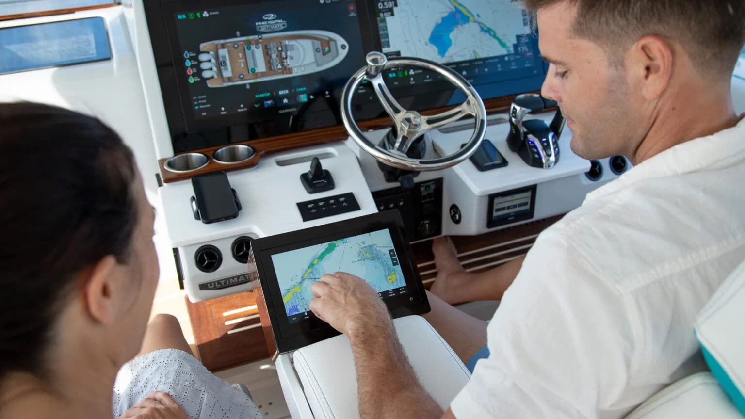 Kokpit Regal 43 SAV z ekranami i sterowaniem cyfrowym.