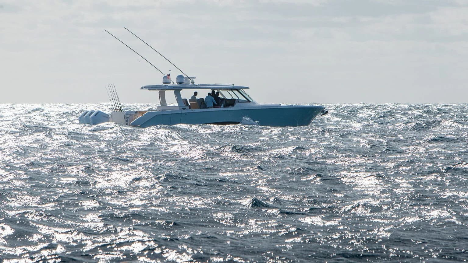Regal 50 SAV w pełnej sylwetce podczas wypoczynku na wodzie.