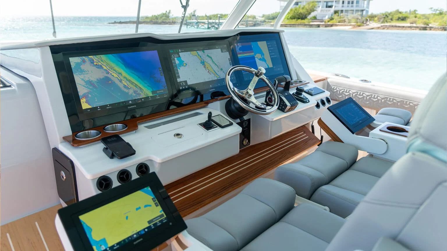 Stanowisko sternika 50 SAV z trzema ekranami 22 cale.