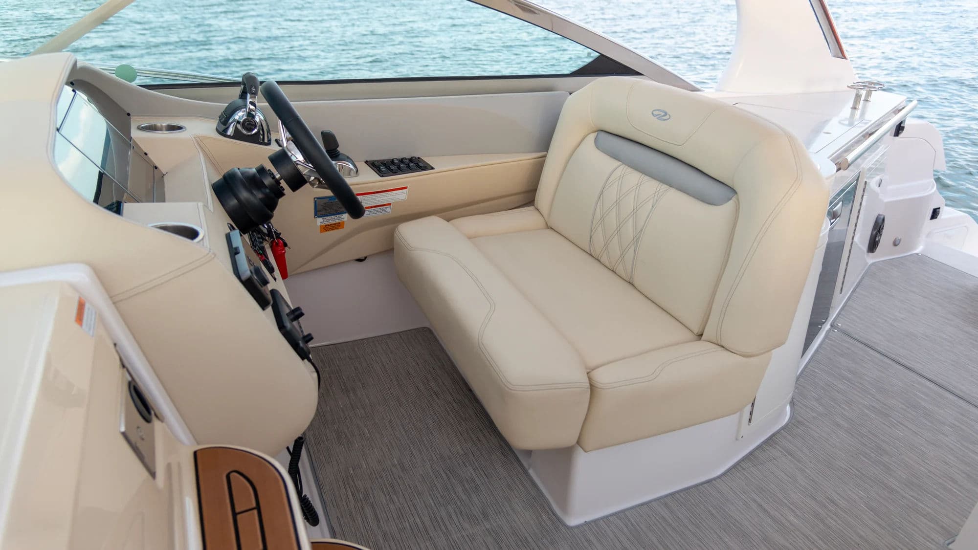 Podwójny fotel sternika w modelu 33 Express