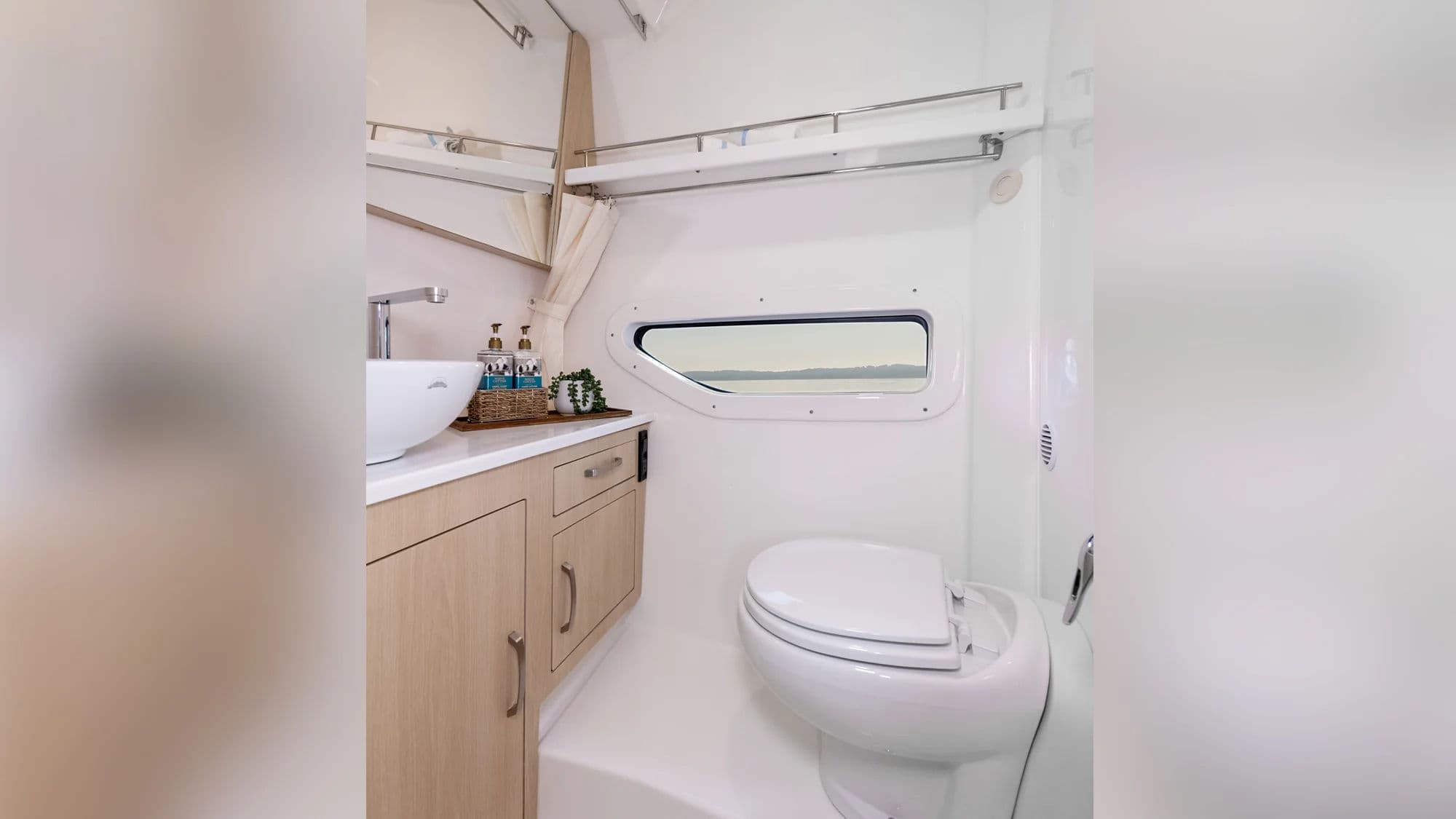 Kabina łazienkowa z prysznicem w modelu Express Cruiser