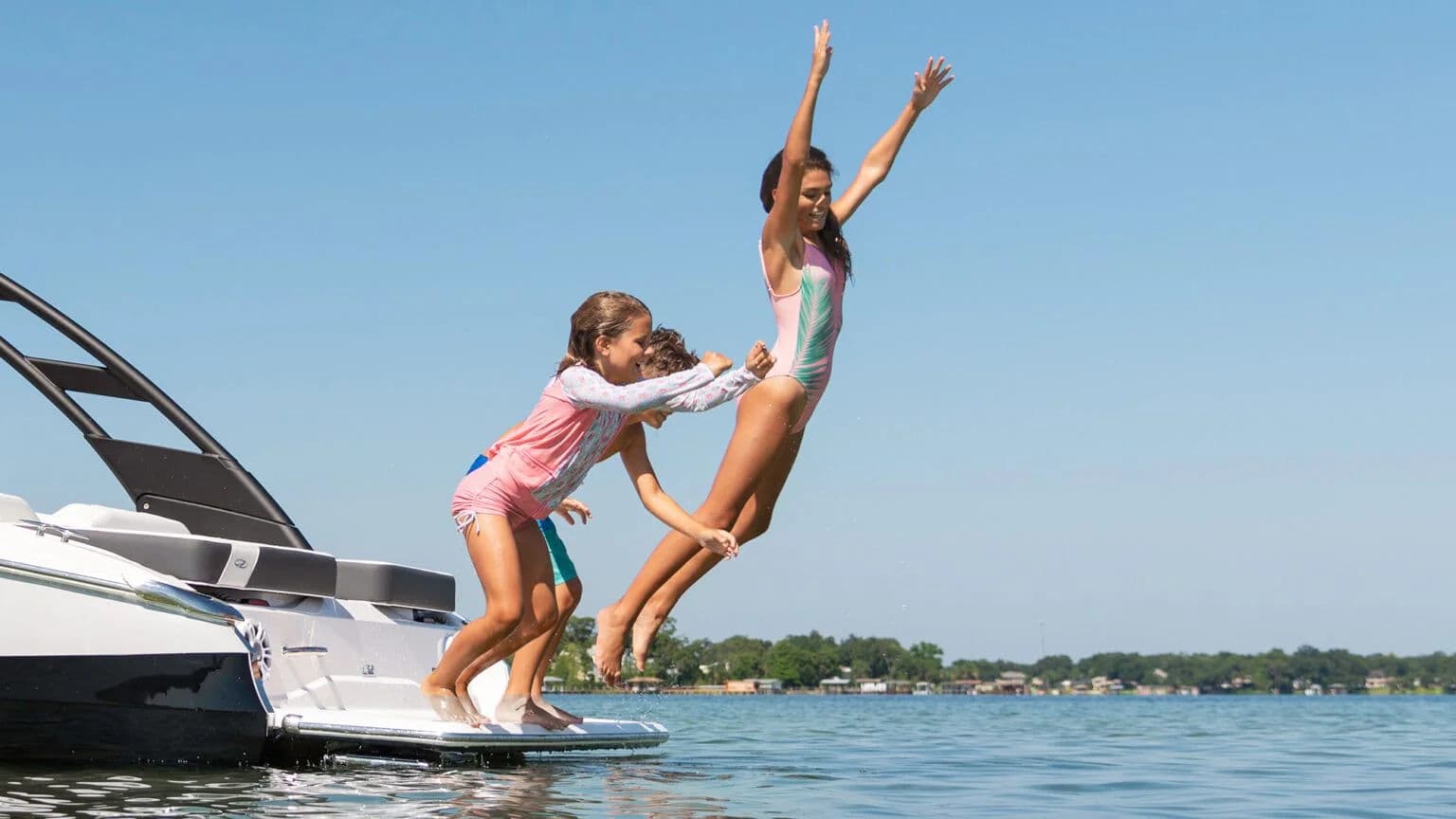 Platforma kąpielowa modelu LS2 blisko lustra wody.