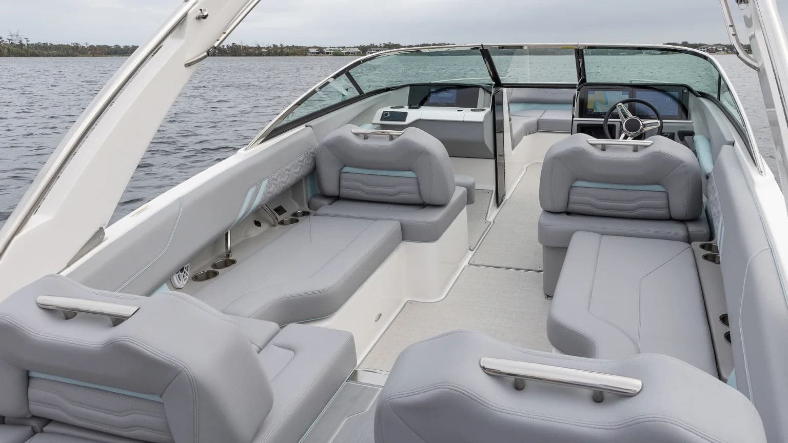 Szeroki układ siedzeń kokpitu w Regal LS4.