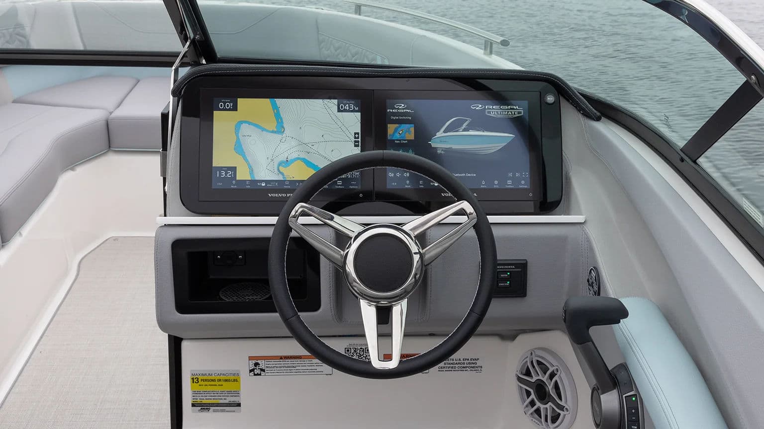 Ergonomiczne stanowisko sternika Regal LS4.