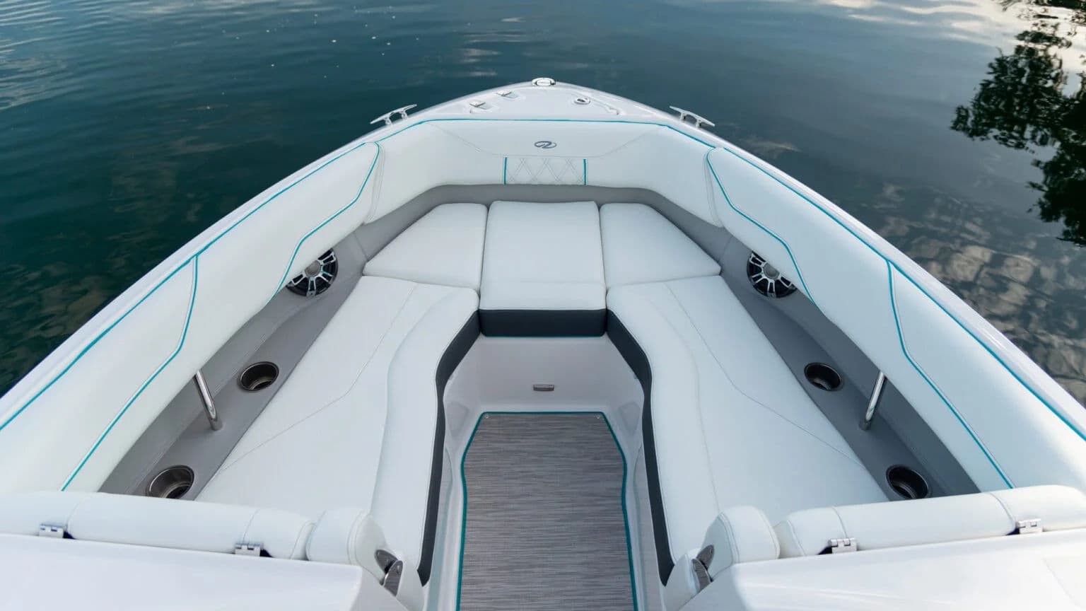 Strefa dziobowa z miejscami siedzącymi w Regal LS4.