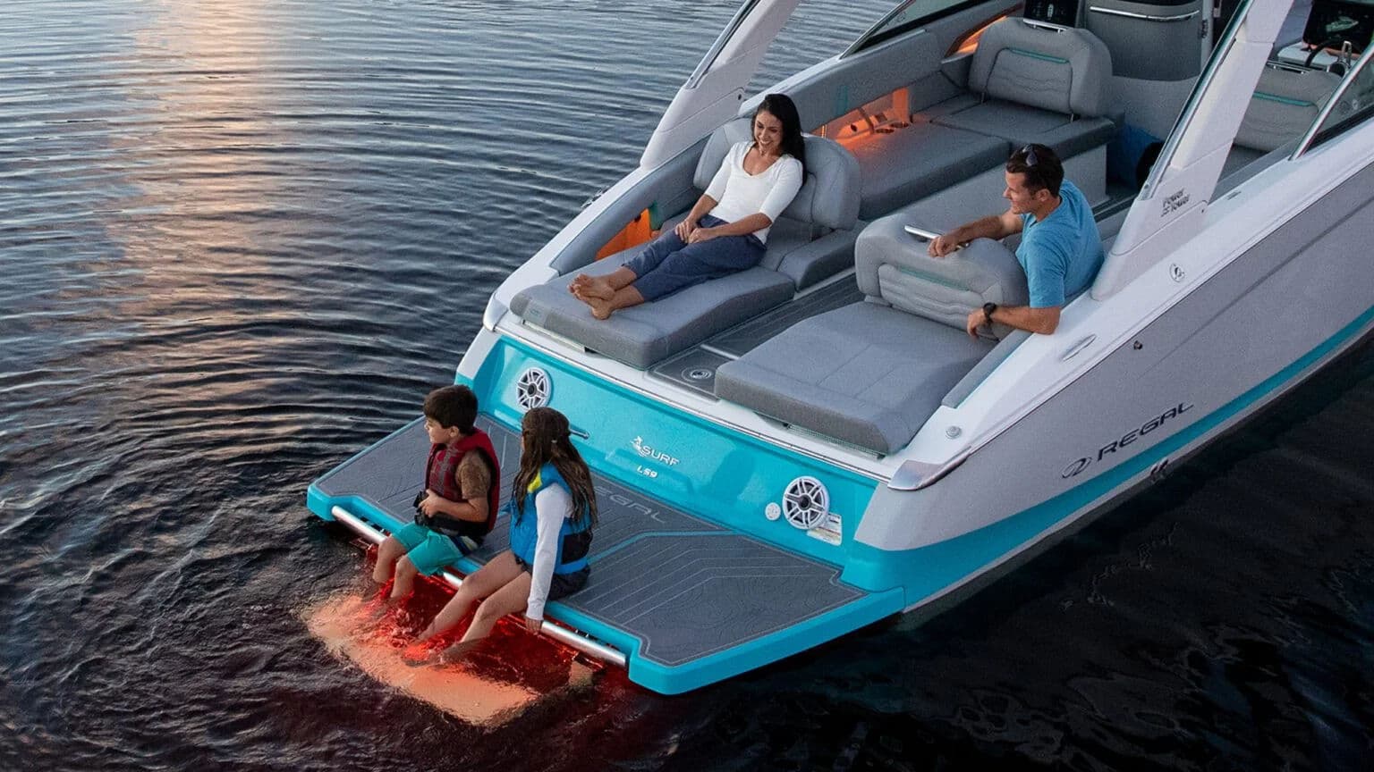 Podwójne strefy UltraLounge na rufie LS9.