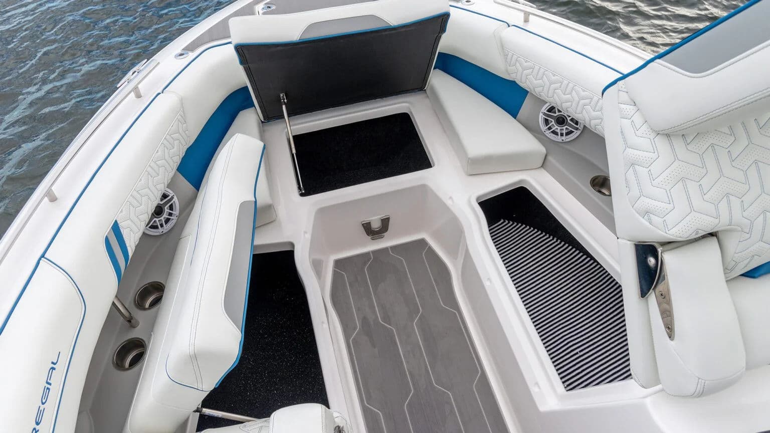 Schowki i przestrzeń magazynowa w LS9.