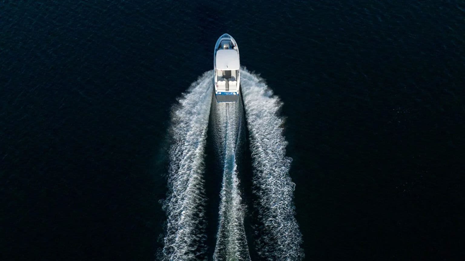 Regal LS9 w dynamicznym ujęciu podczas pływania.