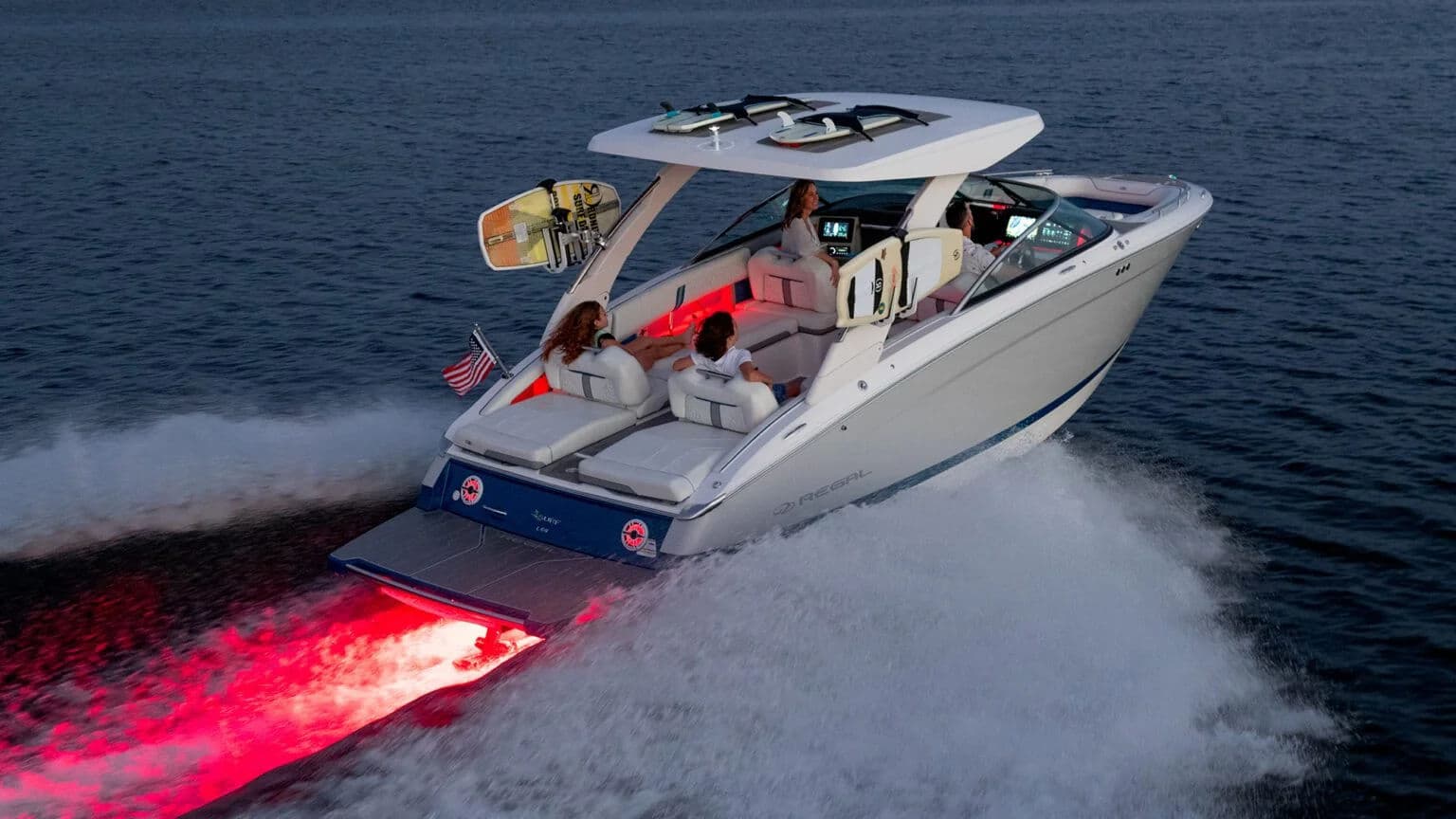 LS9 SURF w dynamicznym ujęciu podczas pływania.