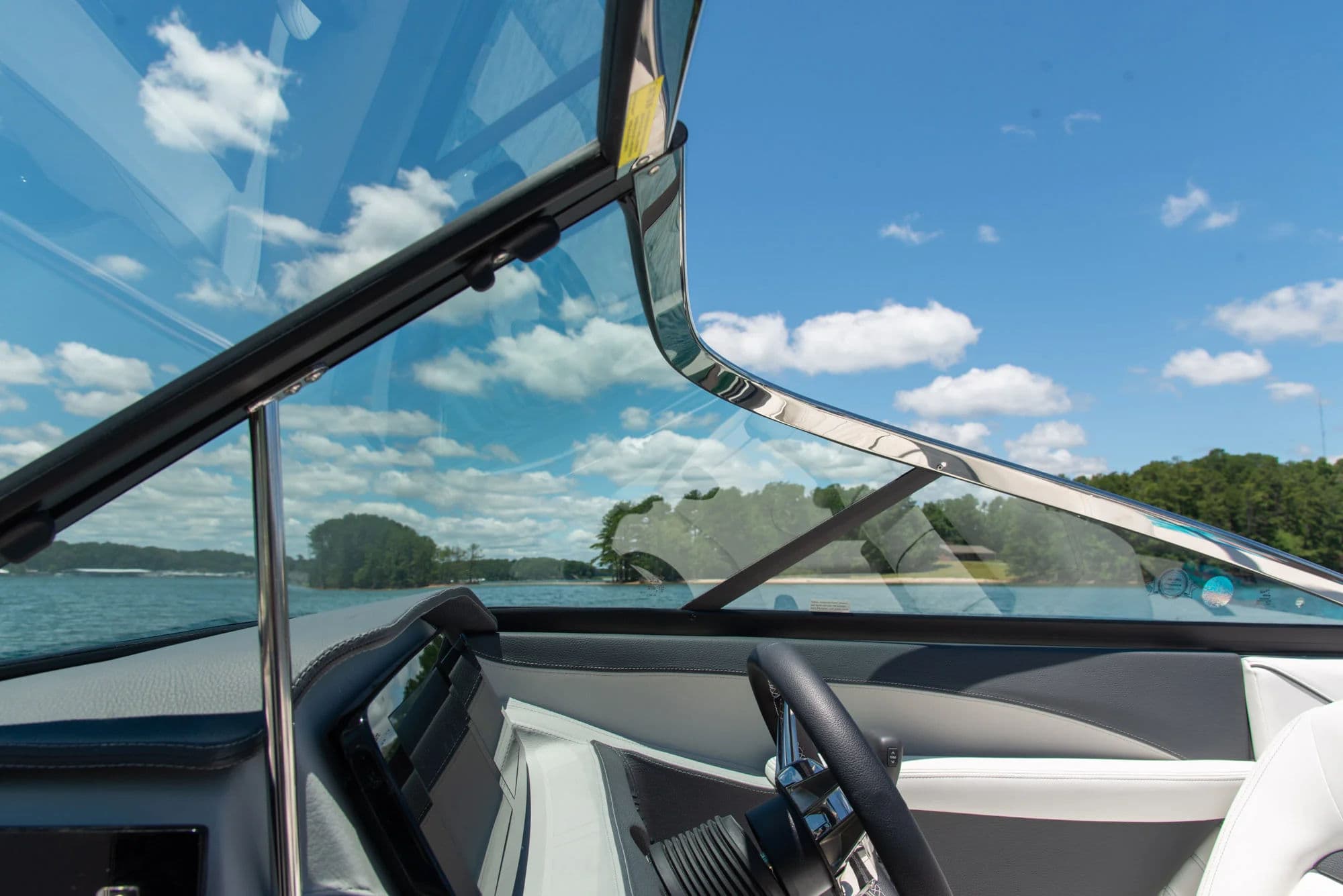 Zadaszenie bimini i szyba przednia w LX4.