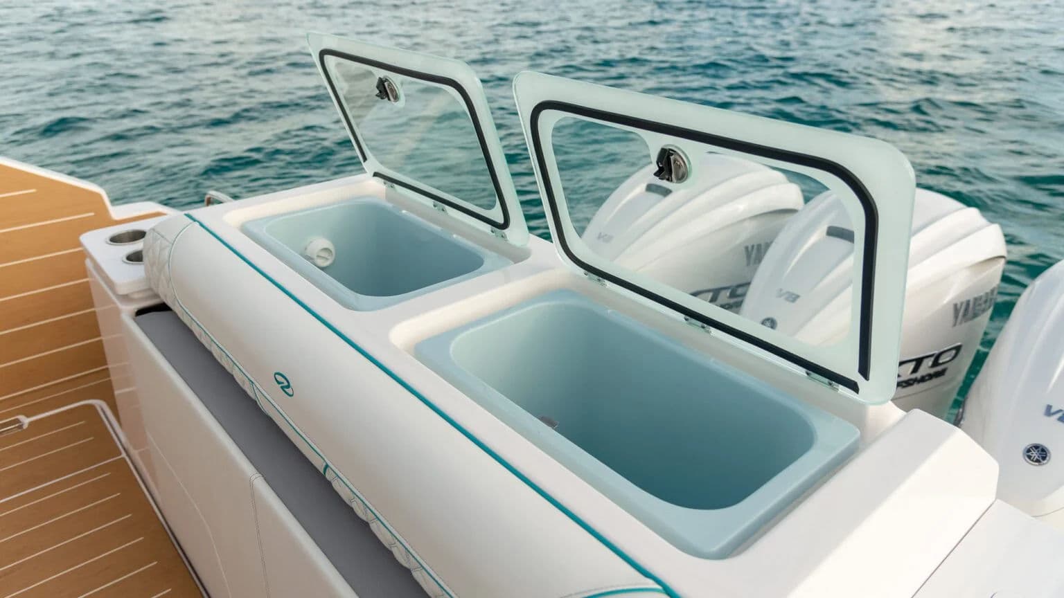 Podwójne livewelle w rufie Regal LX43.