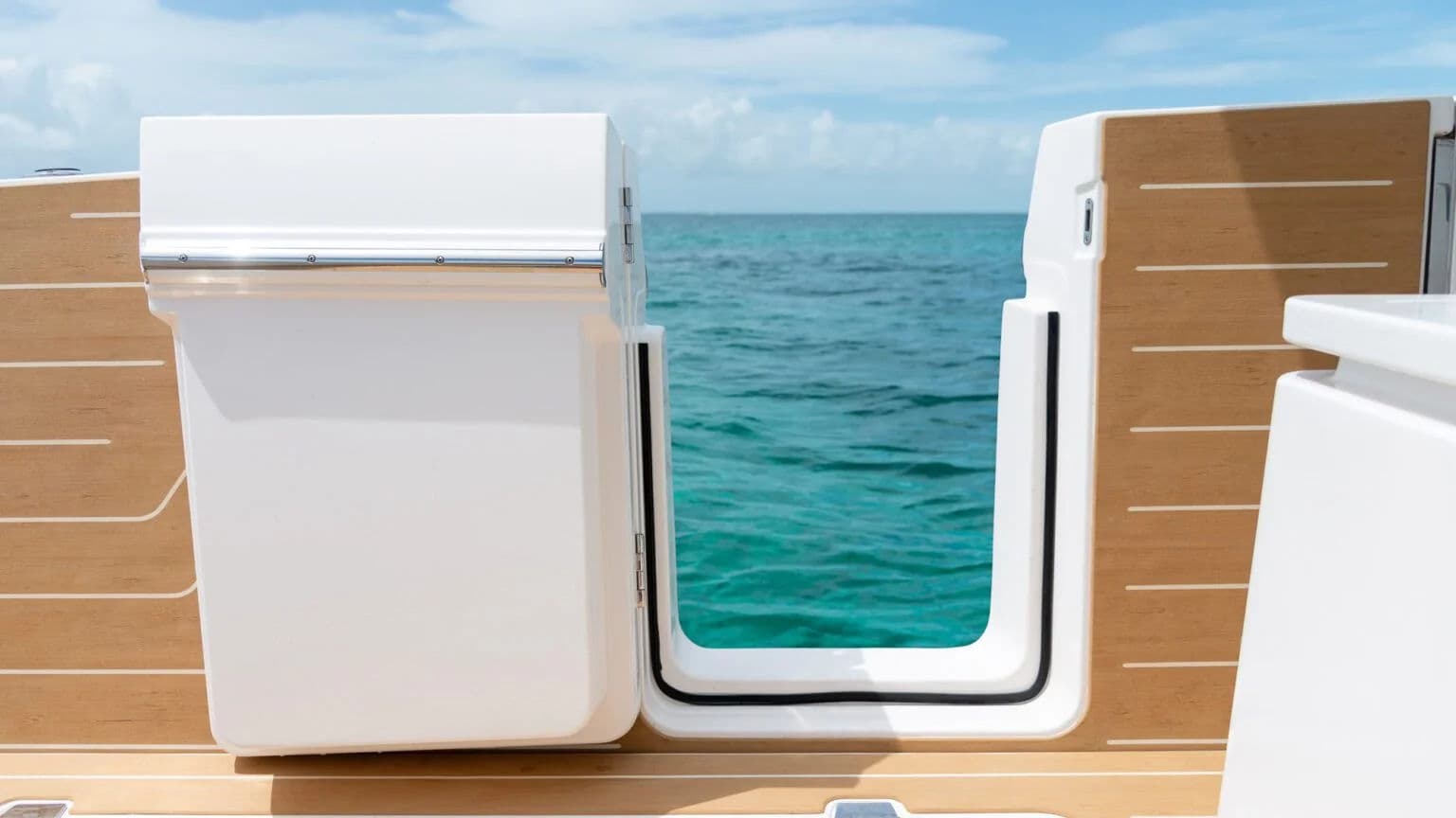 Burtowe drzwi nurkowe w modelu Regal LX43.