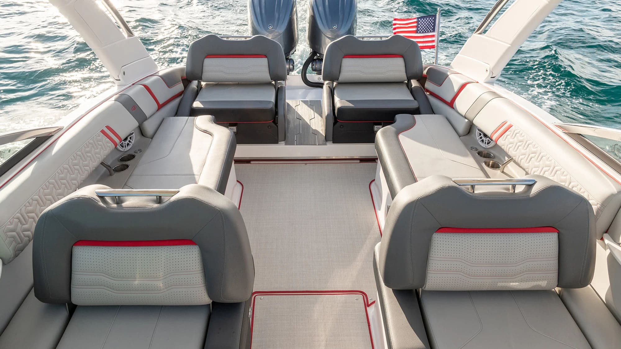 Ergonomiczne fotele i układ pokładu