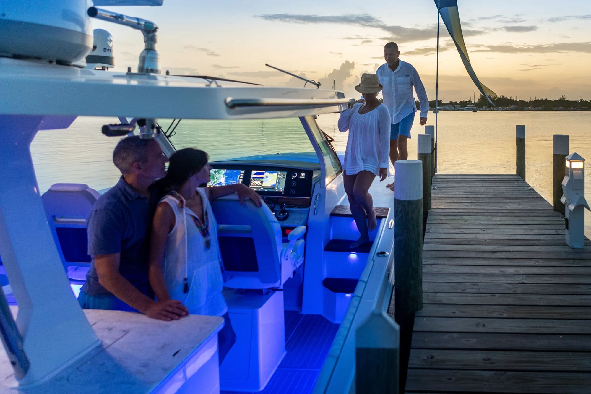 Wejście na pokład SAV przy pomoście.