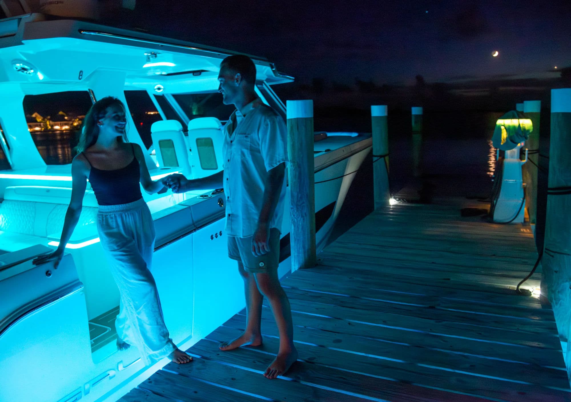 Boczne wejście na pokład SAV przy nabrzeżu.