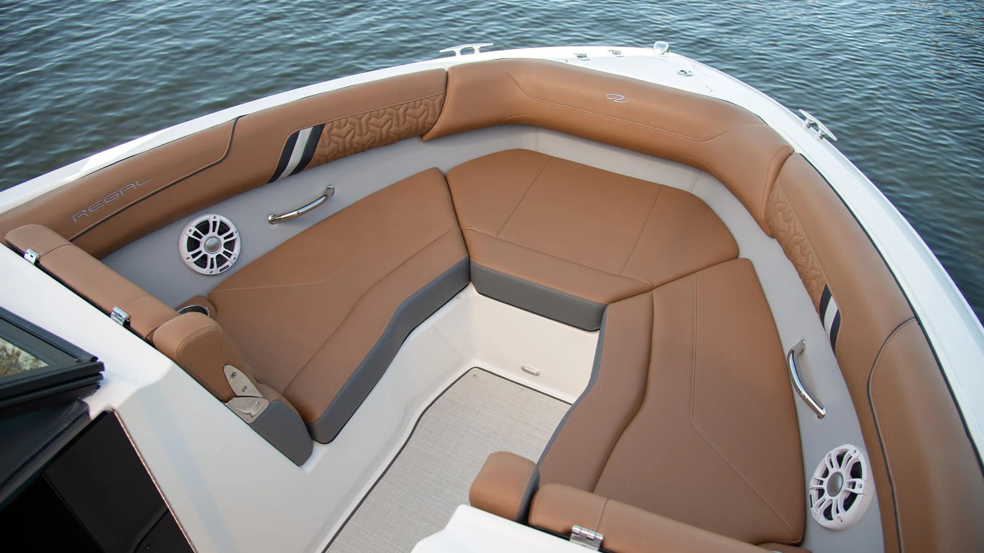 Przestronna strefa dziobowa z miękkimi siedziskami